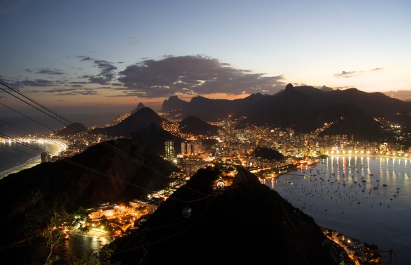 Rio de Janeiro éjjel