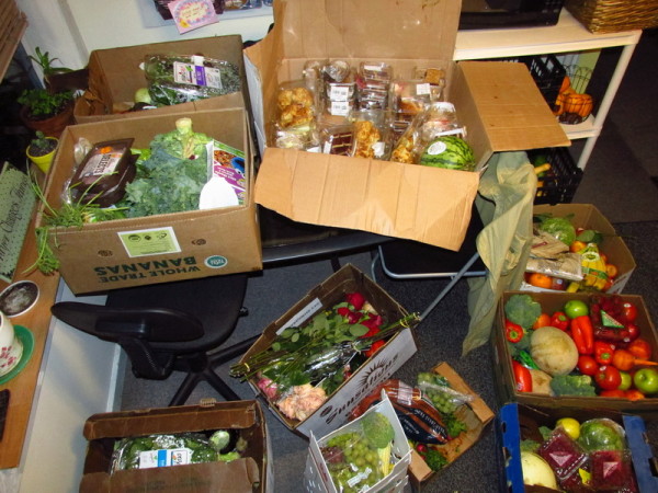 Az arizonai zsakmany tobb doboznyi gyumolcs, zoldseg es pekaru