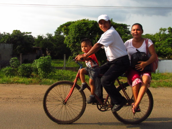 Mexikoban egesz csaladokat lattak egyetlen kerekparon kozlekedni