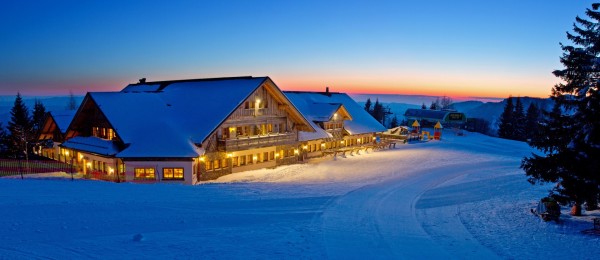 Az alpesi stílusú étterem és apartmanház a Cerknoi síparadicsomban