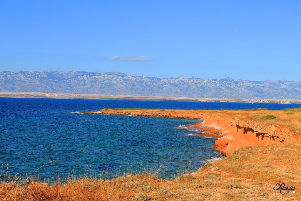 A Vir szigeti vörös szikla part szakasz.