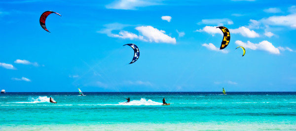 Kitesurfers-at-high-speed-around-the-beach