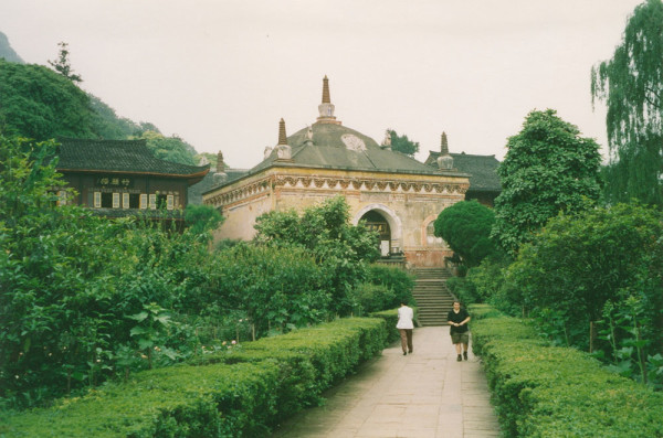 Emeishan, Wannian Temple, Gina (r)