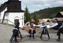 Hollókői Húsvéti Fesztivál – nő nem marad szárazon