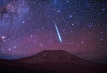 Éjszakai égbolt a Kilimanjaro felett
