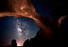 Csillagos égbolt az Arches Nemzeti Park felett