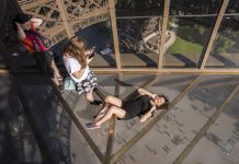 Üvegpadlón sétálhatsz az Eiffel-torony első emeletén