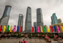 Shanghai felhőkarcolói között
