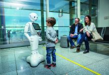 Humanoid robot igazít útba a Müncheni repülőtéren