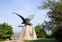 Megnyílt a Gerecse kapuja – látogatóközpont a Turul-emlékmű mellett