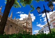 Az új öltözködési etikett betartására figyelmezteti a turistákat Sevilla